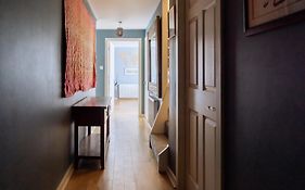 Stylish 3 Bedroom Apartment Near Hollyrood Park